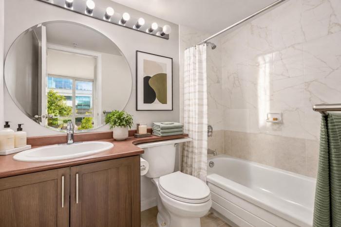 Stylish 2 Bedroom Suite in Prime Coal Harbour