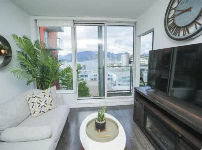 Modern 1BR Condo w Parking Near Downtown
