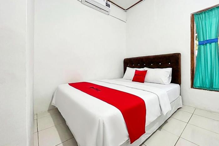 RedDoorz at Penginapan Riansah Ujunggenteng Sukabumi