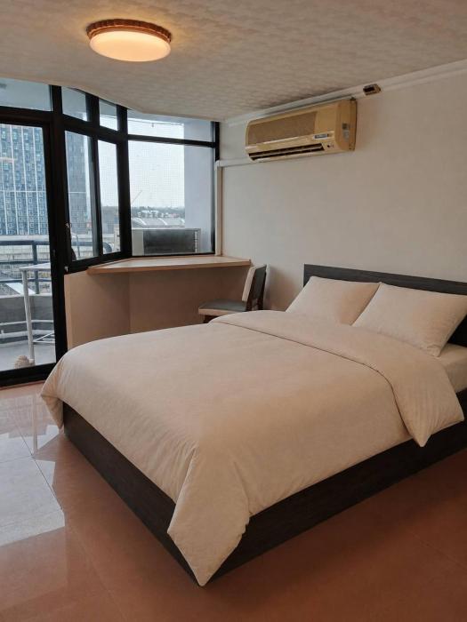 Chao Phraya River Breeze Condo with Tub near MRT