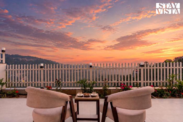 StayVista at Gazania Villa with Outdoor Pool, Bonfire
