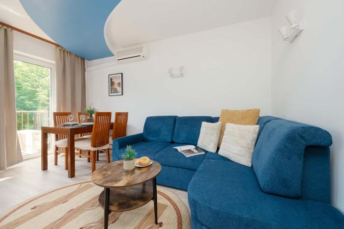 Spacious Air-Conditioned Apartment with Workspace by Noclegi Renters