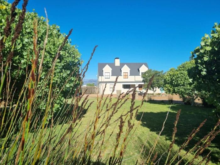Country Retreat with Pool Braai, Sleeps 6