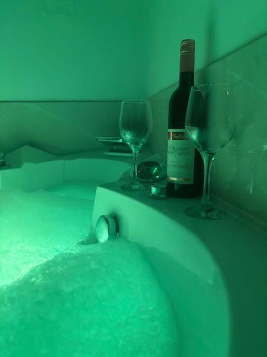 Premium Jacuzzi Apartment-Free parking garage