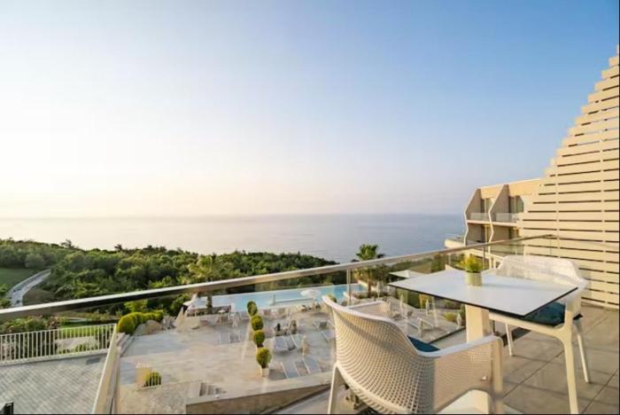 Romantic Jacuzzi Apartment by the Sea,Cape Rodon
