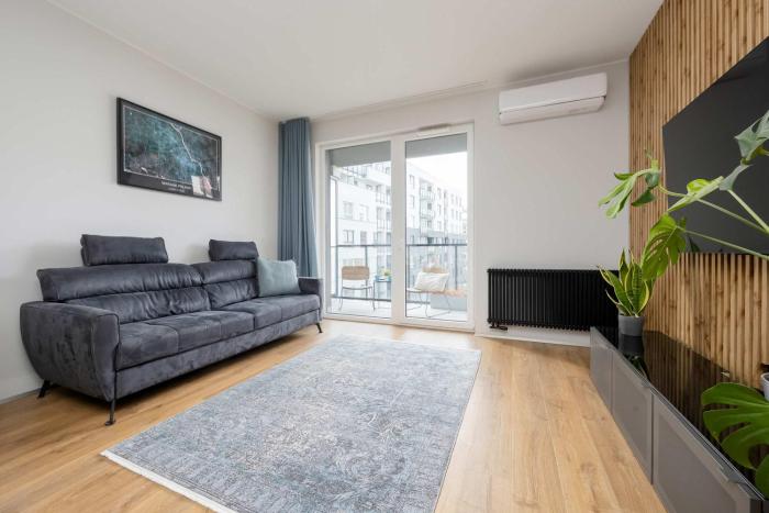 Spacious Apartment with a Balcony, Parking and Air-conditioning by Noclegi Renters