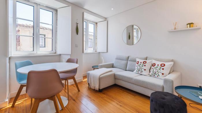 Bright 1BR Flat in Bairro Alto by LovelyStay
