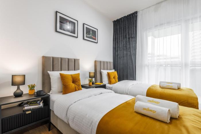 Emihouse Riverside Two-Bedroom Apartments - Free Parking, City Center