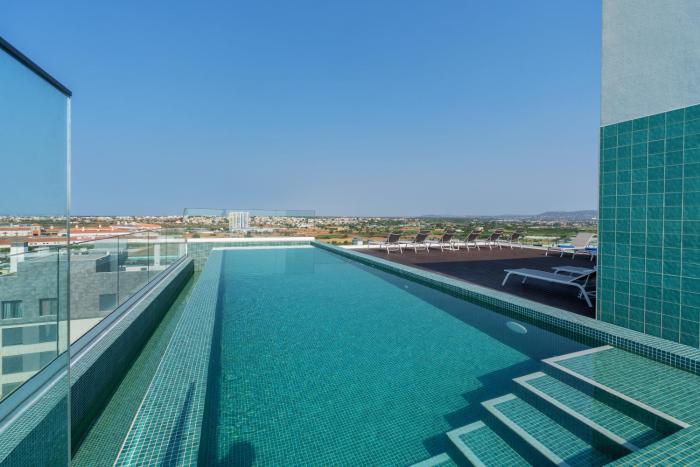 Privilege Happy Place in Faro with Rooftop Panoramic Pool