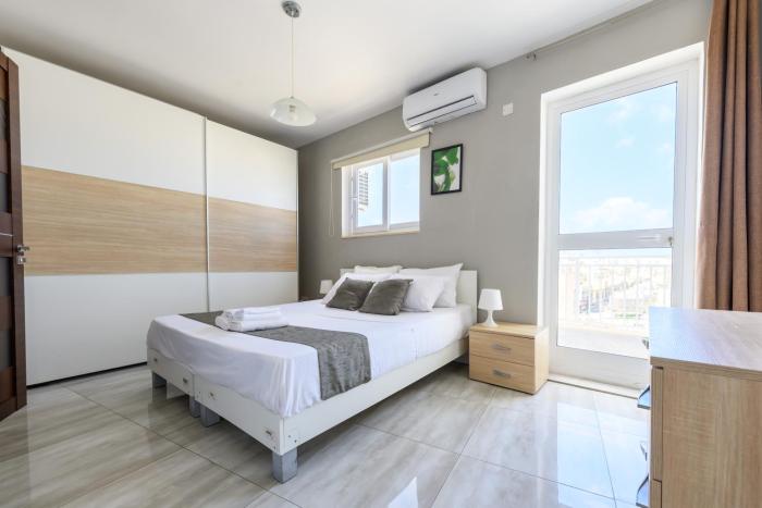 F5 Room 1, Private Double room with private bathroom and balcony in shared Flat