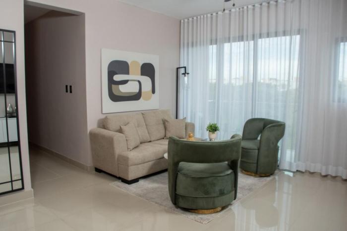 Spacious 3BR Apt Pool Parking Family Friendly