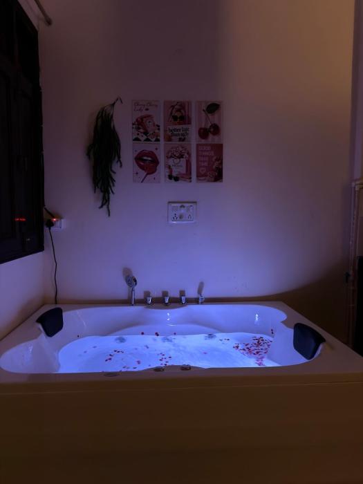 AP Luxe Stays Jacuzzi & Home Theater