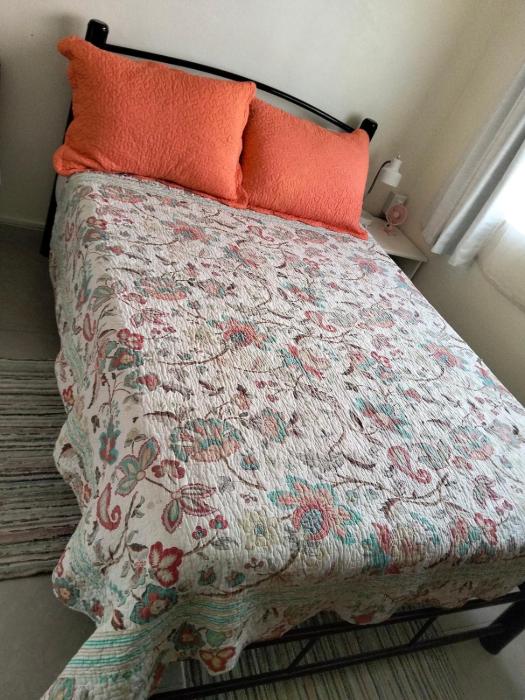 Apt with Kitchen, private BTH & WiFi, Up to 3 Guests
