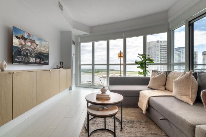 Family Haven by Rogers Centre Parking Sleeps 8