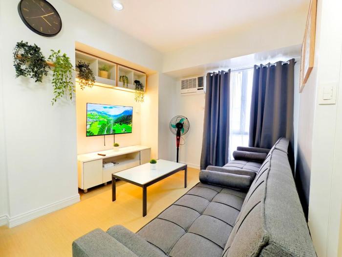 2215T2 Avida Towers Cebu IT Park 1BR Unit Queen Bed 4K TV