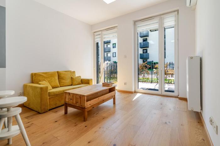 Ceglana Oasis Apartment by BookingHost