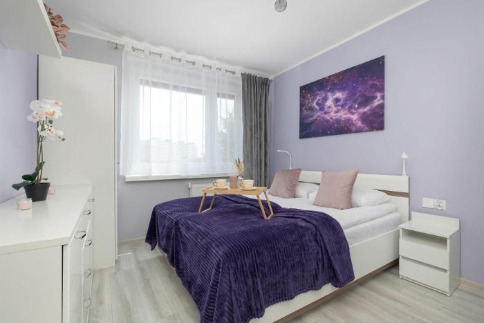 Spacious Apartment with Air Conditioning, Desk and Balcony by Noclegi Renters