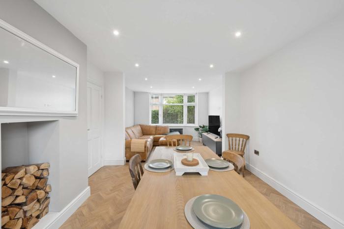 Spacious & Modern home in Chorlton Manchester - Sleeps 5 guests & Free Parking