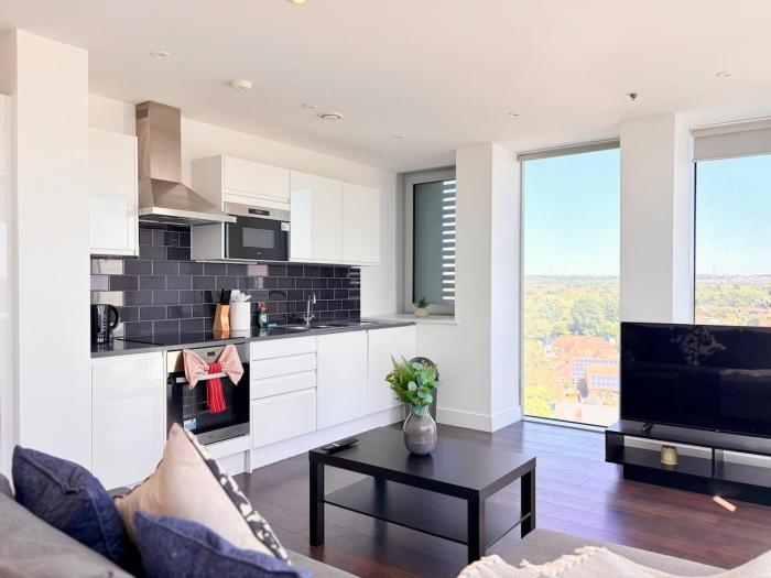 2BHK Panoramic Views, Sleep 6, 1 Min from Station, BP95
