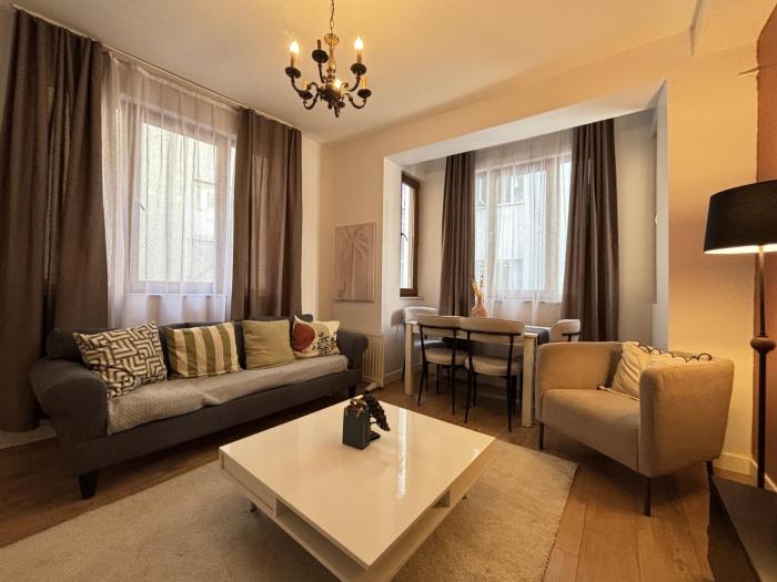 Stylish 2BR Flat Near Grand Bazaar Eminönü