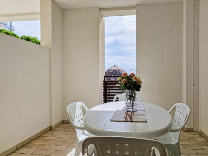 Flat with a spacious sunny terrace - Beahost