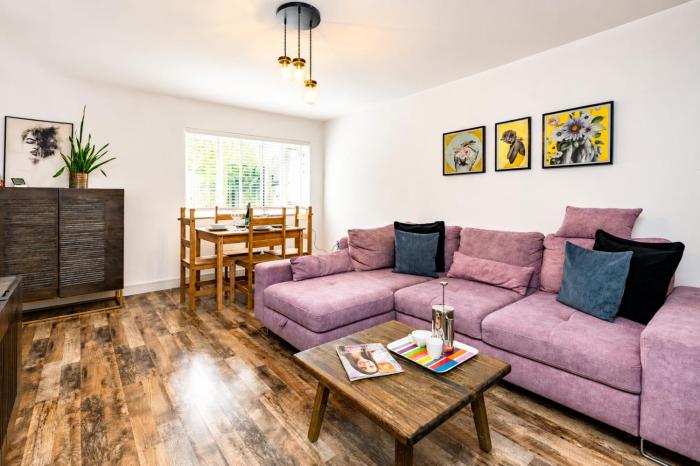 Open Mind Property - Hot Tub Retreat Sleeps 9