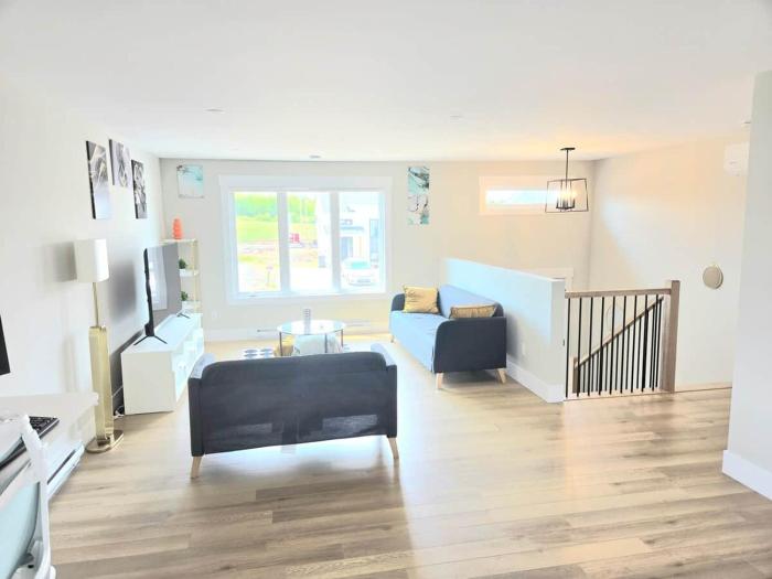 Bright Family Home – 5 min to Moncton Airport.