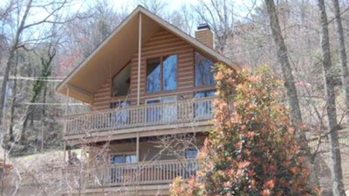 Pet-Friendly Luxury Cabin with a Hot Tub in Gatlinburg Tennessee