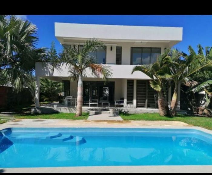Modern villa, with pool, 5 minutes walk to beach