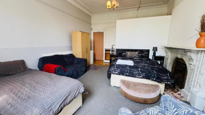 Old Style Triple Studio Room, Private En-suite & Kitchenette near Singleton Hospital & Uni R3