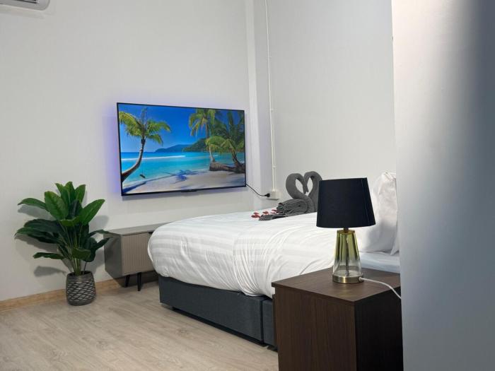 4K Cinema Bungalow Fast WiFi and 5min to Beach