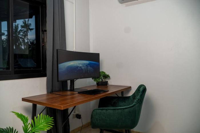 4K Workstation Fast WiFi and Central Location