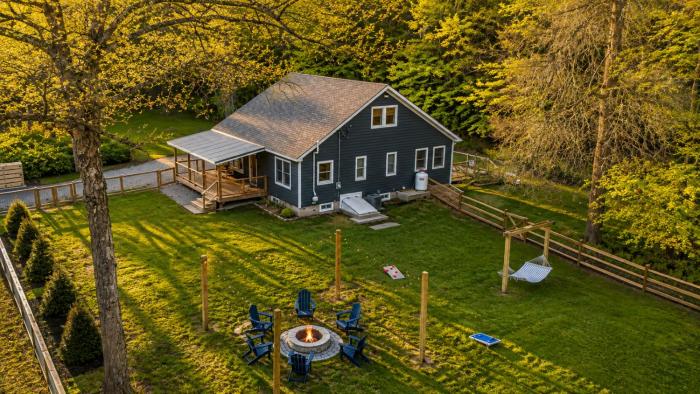 Hot Tub, Fire Pit, Ping-Pong & Fenced Yard Dogs