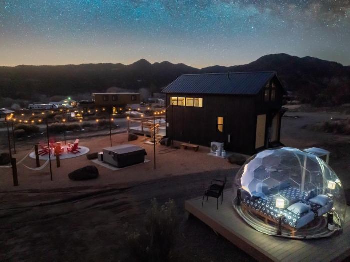 Stargazing Retreat with Hot Tub Deck Hammocks BBQ