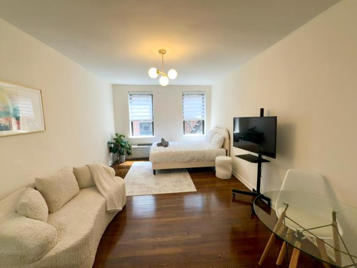 COZY CUTE STUDIO IN MIDTOWN EAST MANHATTAN ELEVATOR LAUNDRY STEPS to SUBWAY