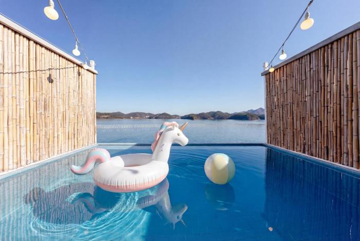 Geoje Rainbow Kids Pool Villa