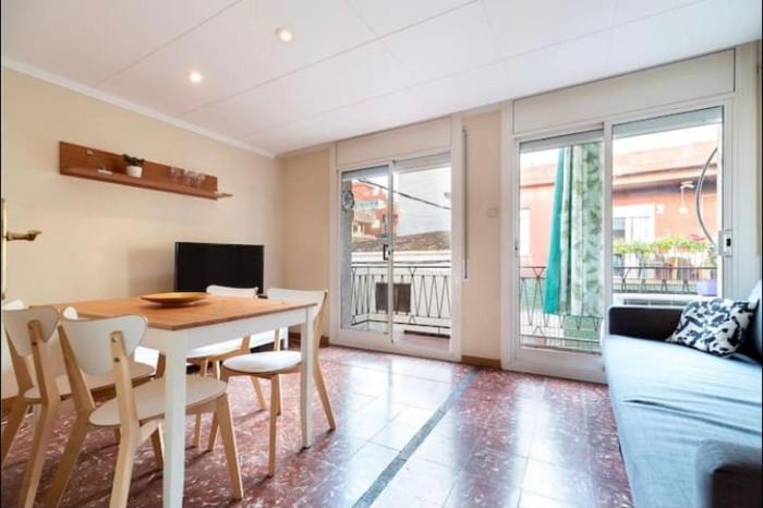 Tinny Apartment 30 minutes from Barcelona, right by the beach