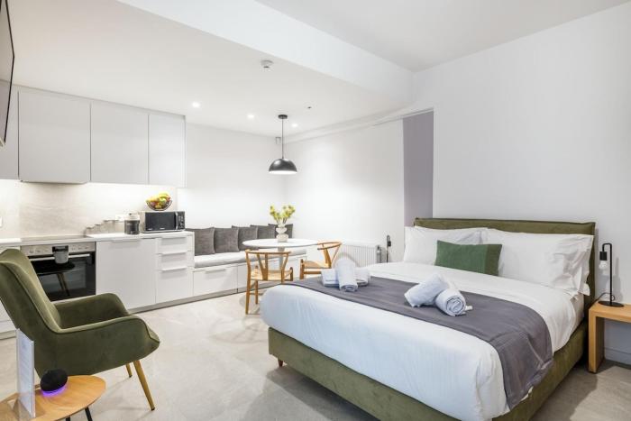 The HostMaster Metropolis Vibrant Suite