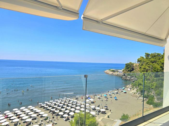 Frontal Sea View Apartments