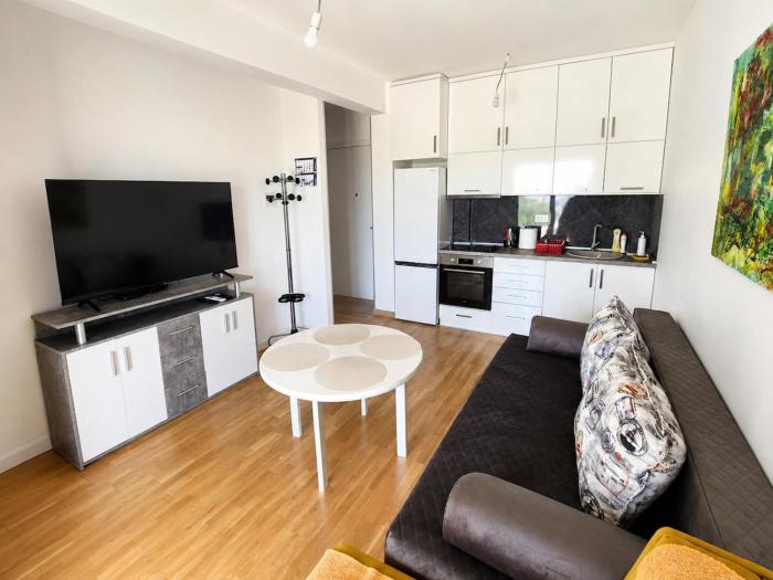 1BR 40m2 APT, Big Terrace & Private Garage, 350m to Sea