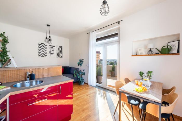 City Glow Family Apartment With Terrace Near The City Center - Self Check in