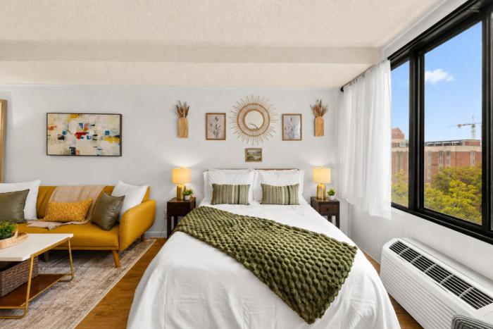 Walk to UT stadium and Downtown, Pool, Free Parking