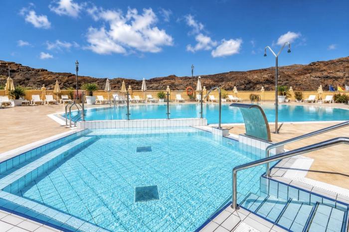 Las Brisas Duplex - 3-Bedroom House, AC, Pool & BBQ