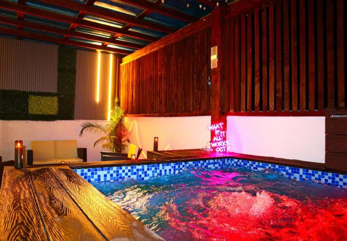 Your Private Patio Oasis Spa Pool Lounge 2BR