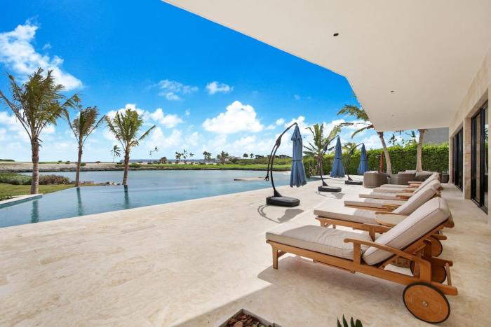 Oceanfront private beach & pickleball, daily housekeeping & cooking included