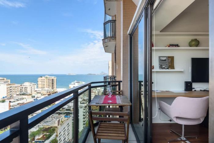 Flat com varanda, vista mar e Cristo
