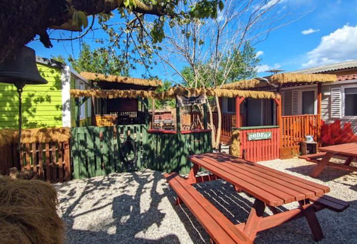 Wild West-style accommodation featuring 2 mobile homes and 2 huts
