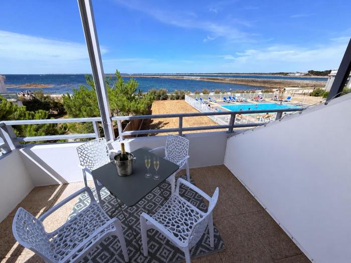 Studio vue mer avec terrasse et piscine