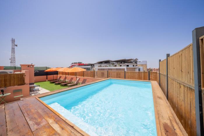 Luxury 2BR w Rooftop Pool City Center