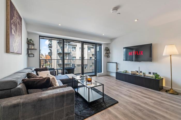 Central Slough APT Balcony Sleeps 6 Pool